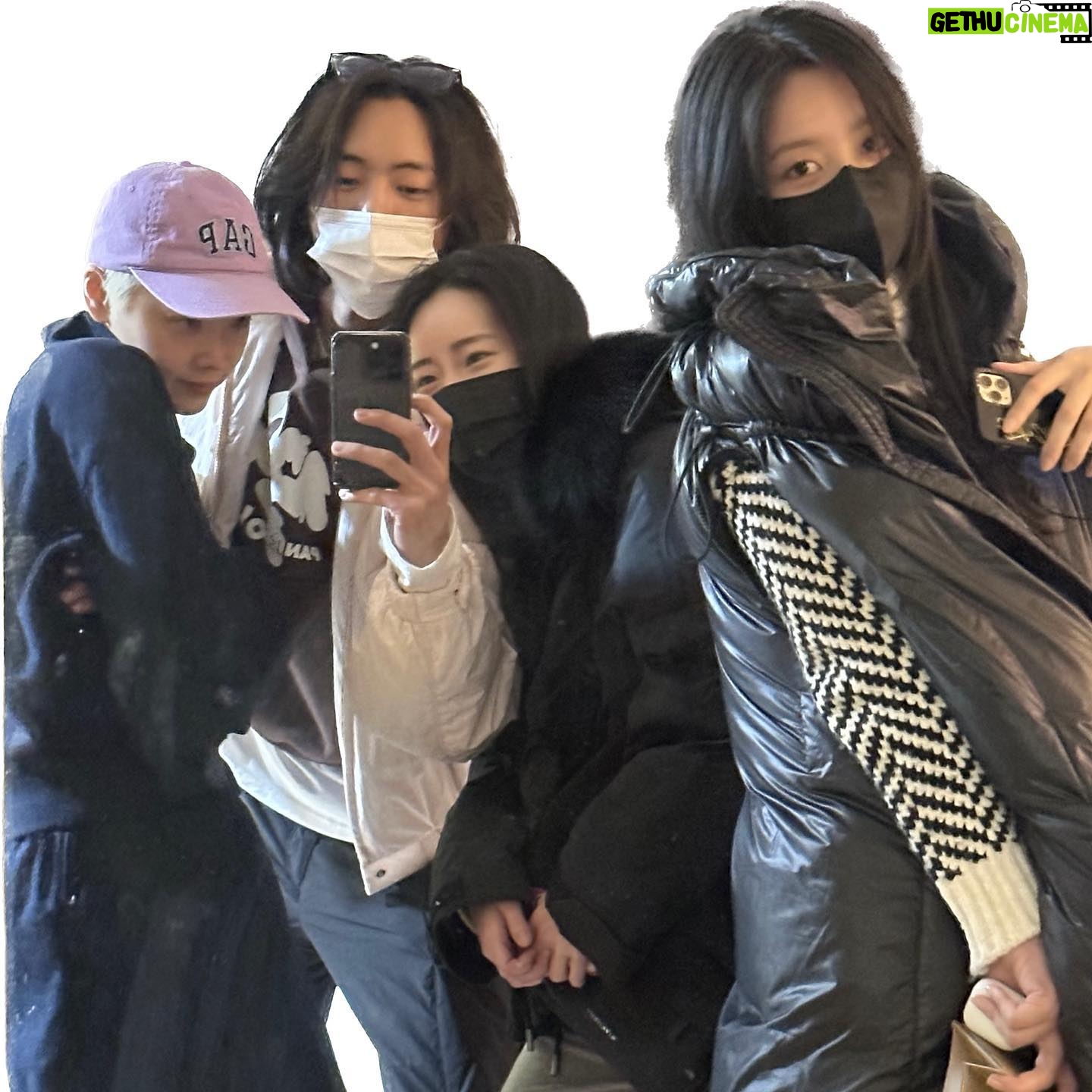 Kim Gun-woo - 37.6K Likes - 고마워 세 자매 사랑해❤ (축하가 좀 늦긴 했지만)