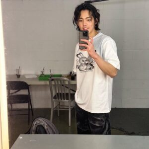 Kim Gun-woo Instagram - hand명오✅😙😄
