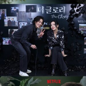 Kim Gun-woo Instagram - 더 글로리 파트 1에 보내주신 정말 엄청난 사랑에 다시 한번 감사함을 표합니다.
어쩌면 더 이상의 사랑은 무의미할 정도로 과분한 사랑을 받았습니다.
오늘 파트 2가 공개되는데요 이 사랑에 보답 드릴 수 있는
파트 2가 되기를 간절히 소망하며 우리 같이 울고 웃으며 화내고 소리치면서 즐겨보아요! 사랑합니다❤
#netflix #theglory