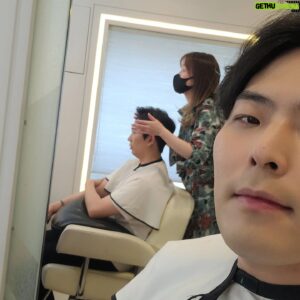 Kim Hae-jun Instagram - .
머리 한올도 그냥 넘기지않는
기호쌤의 완벽함.
오늘도 스타일연구중.

#기호쌤 #이경민포레