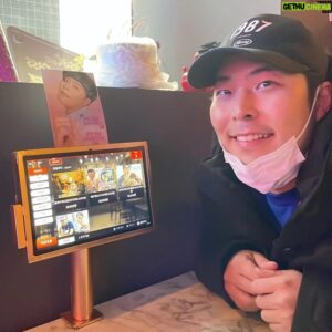 Kim Hae-jun Instagram - .
곳곳에
하나하나 
정성껏 만들어주셔서 
너무 고맙습니다~~!!! 
술집에는 제 안경 쓴 판넬에 
쪽지 붙이고왔어요~
버스사진은 막 출발하는거 잠깐 찍고 
몇대 기다리다가..
시간상 같이는 못찍었어요~
오늘이랑 전주에 
보내주신 선물들도 모두 잘 받았습니다~
생일 축하해 주셔서
정말 감사합니다~

#생파 #찐행복