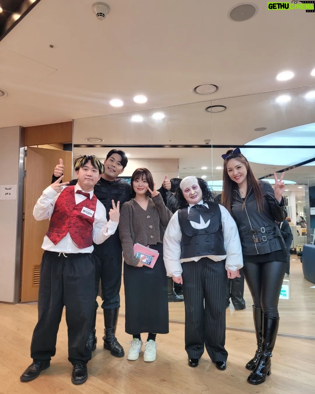 Kim Hae-jun - 4K Likes - .
용진선배님이
사진에 없으셔서 아쉬운...
쿼터 마지막 촬영~!
나래선배님,용진선배님,윤서선배님
우선이,다희작가님
덕분에 즐거웠습니다!!
다희작가님 너무 고생하셨어요~!!
#코빅 #분장후설렘