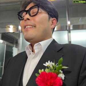 Kim Hae-jun Instagram - #스승의날
이런맛에 연기를 가르치는가봅니다.
실용연기학원 수많은 제자들의
카네이션 공세에 연기가 아닌 
진짜 웃음이
입가에 떠나지않는걸 보니,
앞으로 더 좋은 수업으로 보답해야겠다는 생각입니다.
저 역시 존경하는 스승님에게 
마음을 전하는 하루를 보내야겠습니다.
모두 즐겁고 행복한 하루되세요.

#실용연기 #스승 #제자 #카네이션