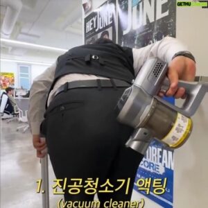 Kim Hae-jun Instagram - 자연스럽게 방귀 뀌는연기
how to cover your fart naturally

#실용연기 #방귀
#practical acting #fart