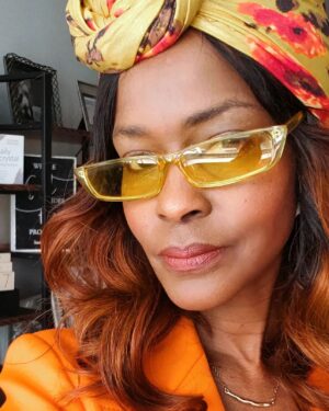 Kim Hawthorne Instagram - Happy Wednesday. Stay blessed. 💛🧡💛🧡

#TheKimHawthorne #greenleaf #theregalwrap #kimhawthorneblingfling #wednesday #sunglasses #workingactor #lightworker
