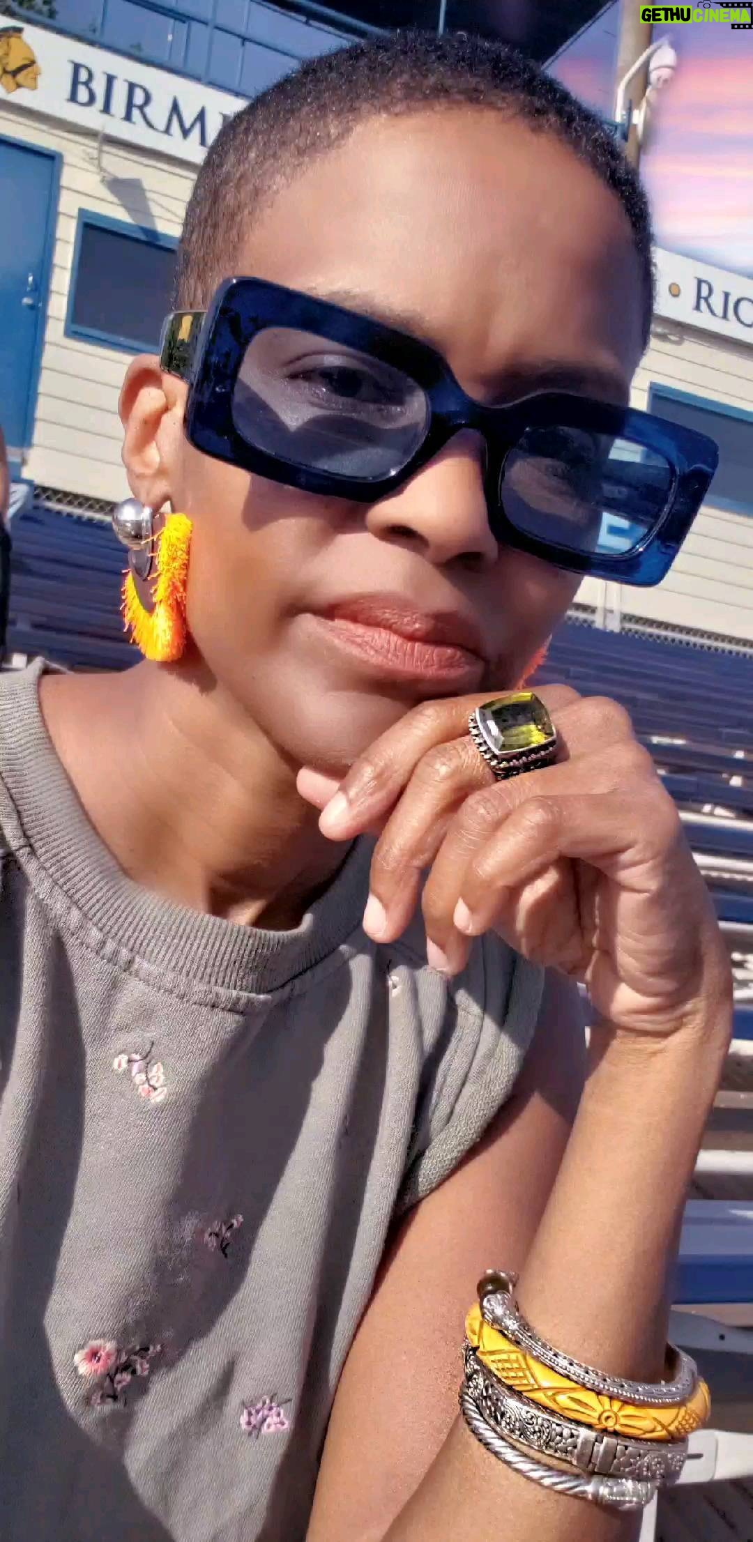 Kim Hawthorne - 221 Likes - š¦Have a wonderful weekend! One act of kindness goes a long way! š¦
#agape #actsofkindness #weekendvibes #thekimhawthorne #sunglasses #bangles #football #kimhawthorne #celebritystyle #greenbeauty