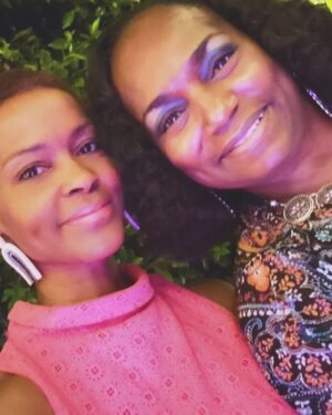 Kim Hawthorne Instagram - Twin Flames 🔥🔥Reignited!
@pinajtalentmgmt @theangeladixie

#blessed #friends #spiritualwarrior #thekimhawthorne