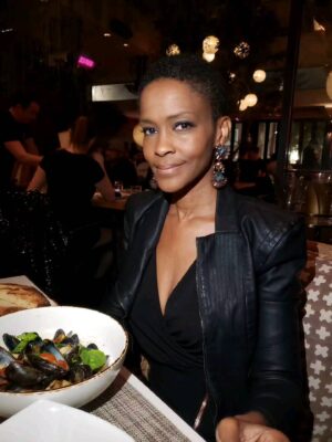 Kim Hawthorne Instagram - Nothing like good food, conversation and company to get the weekend started right! @dinner_dialogue
#soulmate #fridaynight #thekimhawthorne #foodie