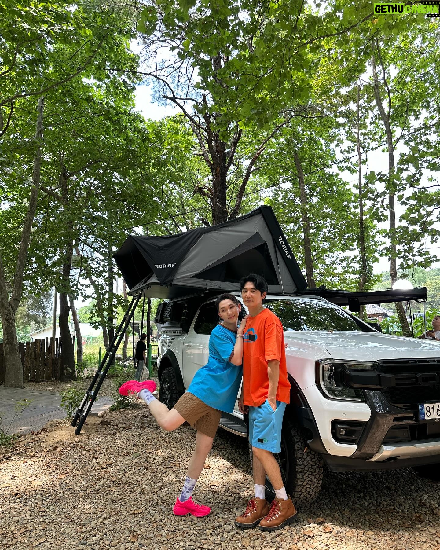Kim Ho-young - 5.4K Likes - #신랑수업 🌹
#호이 X #데니안 X #김민채 @minnnn.33
우리 데니형을 위.해.서 다녀왔쥬~^^ 🤭
.
역시 #캠핑 엔 #토르박스 @thorbox_trust_official
.
역시 컬러풀한 옷은 @ofcoursewhynot_official