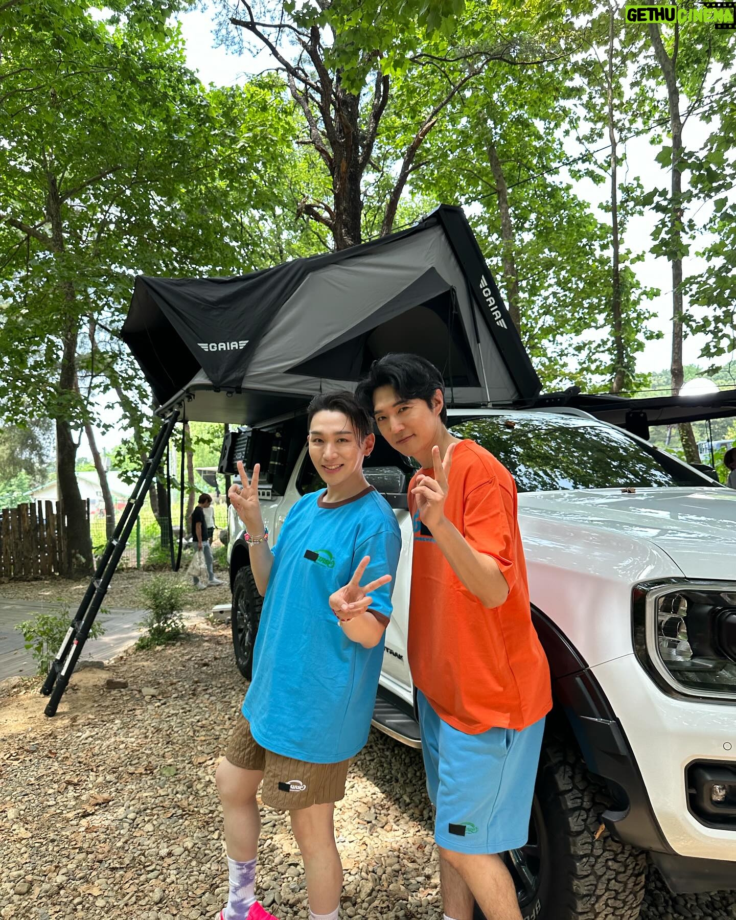 Kim Ho-young - 5.4K Likes - #신랑수업 🌹
#호이 X #데니안 X #김민채 @minnnn.33
우리 데니형을 위.해.서 다녀왔쥬~^^ 🤭
.
역시 #캠핑 엔 #토르박스 @thorbox_trust_official
.
역시 컬러풀한 옷은 @ofcoursewhynot_official