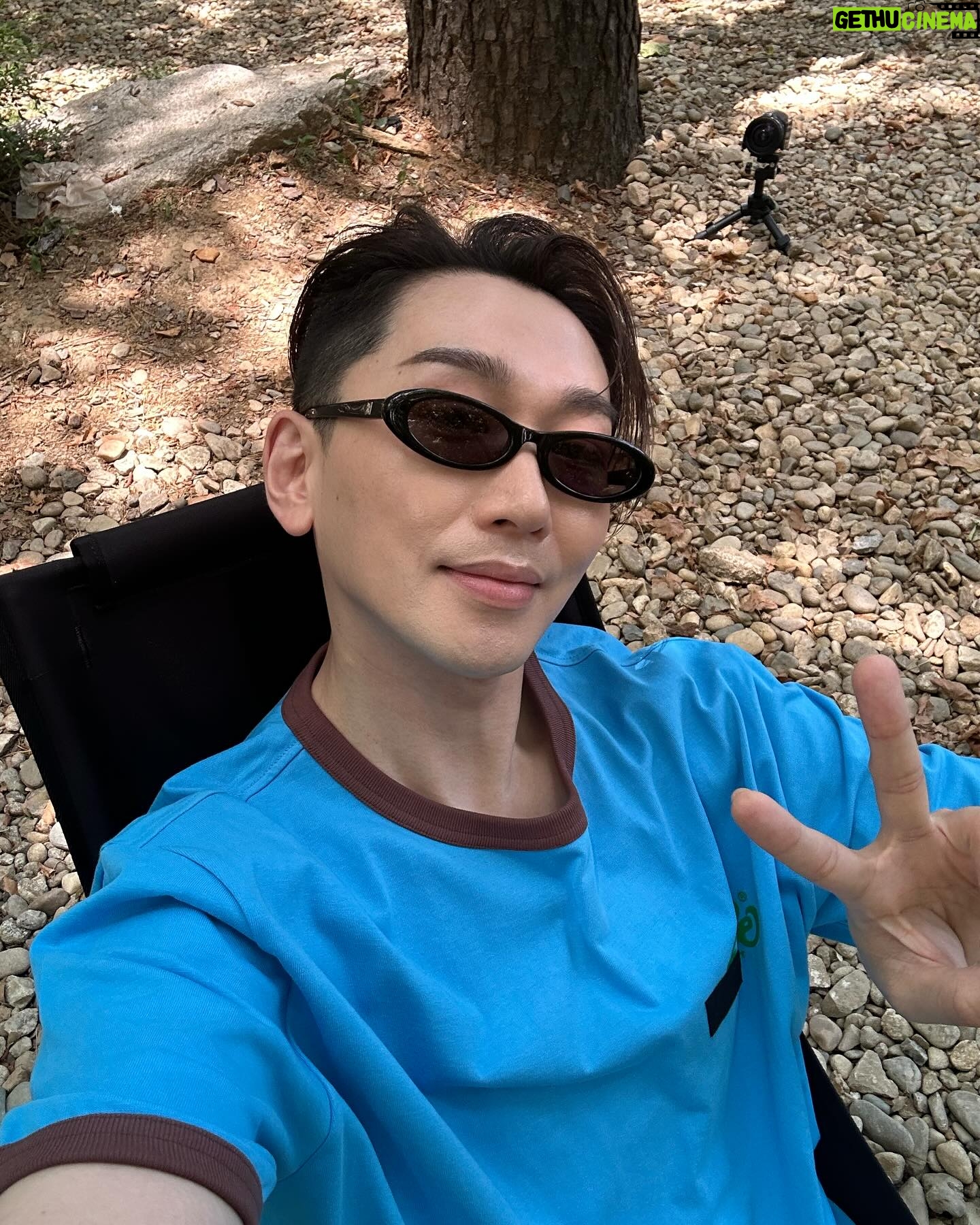 Kim Ho-young - 5.4K Likes - #신랑수업 🌹
#호이 X #데니안 X #김민채 @minnnn.33
우리 데니형을 위.해.서 다녀왔쥬~^^ 🤭
.
역시 #캠핑 엔 #토르박스 @thorbox_trust_official
.
역시 컬러풀한 옷은 @ofcoursewhynot_official