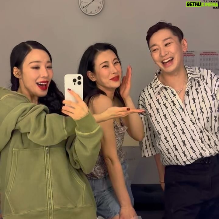 Kim Ho-young - 3.7K Likes - Everybody say ffany! summer! 🌹 & hoy! ♦️
.
Roxie~Roxie~ Heart! ❤️
All ~ That~ Jazz! 🎶🎵
