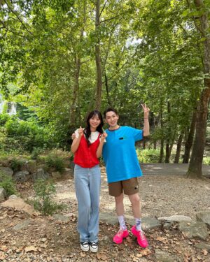 Kim Ho-young Instagram - #신랑수업 🌹

#호이 X #데니안 X #김민채 @minnnn.33 

우리  데니형을 위.해.서 다녀왔쥬~^^ 🤭
.
역시 #캠핑 엔 #토르박스 @thorbox_trust_official 
.
역시 컬러풀한 옷은 @ofcoursewhynot_official