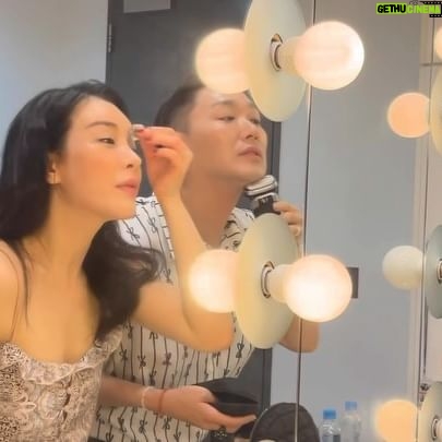 Kim Ho-young - 4.8K Likes - 너는 지우는데 나는 왜 저러니..😆 시트콤인생🤭
우리 둘은 22년 전이랑 똑같네 .. 하는 짓이 🤣
.
둘이 동시에 말 없는 건 또 뭔데… ㅋㅋㅋㅋㅋ
.
이걸 찍고 있던 각자 매니져들.. 단우랑 창현이 느그들도 👍🏻
.
선아야 난 그냥 네가 너무 자랑스럽고 최고야 🖤
.
#뮤지컬시카고 #정선아