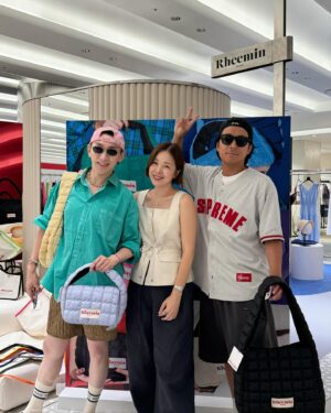 Kim Ho-young Instagram - 옥수동공유님과 함께 #현대백화점무역센터점 5층 .
#리민팝업 💖
.
이젠 정말 라인들이 많아져서 결정장애를 일으키네~👍🏻
.
개구쟁이 세민형이 @paxe_1126  나 #백팩 도 사줬다🖤 땡큐! 
.
우리 민경이누나 @alicemommom  어제 춘천에서 콘서트 하구선  이렇게나 팝업 매장에서 열일 🔥🔥🔥 대단해 👏👏👏 .
.
우리 다 #호이팅 하자!!! 🫶🏻
.
#리민 #리민백 @rheemin_official