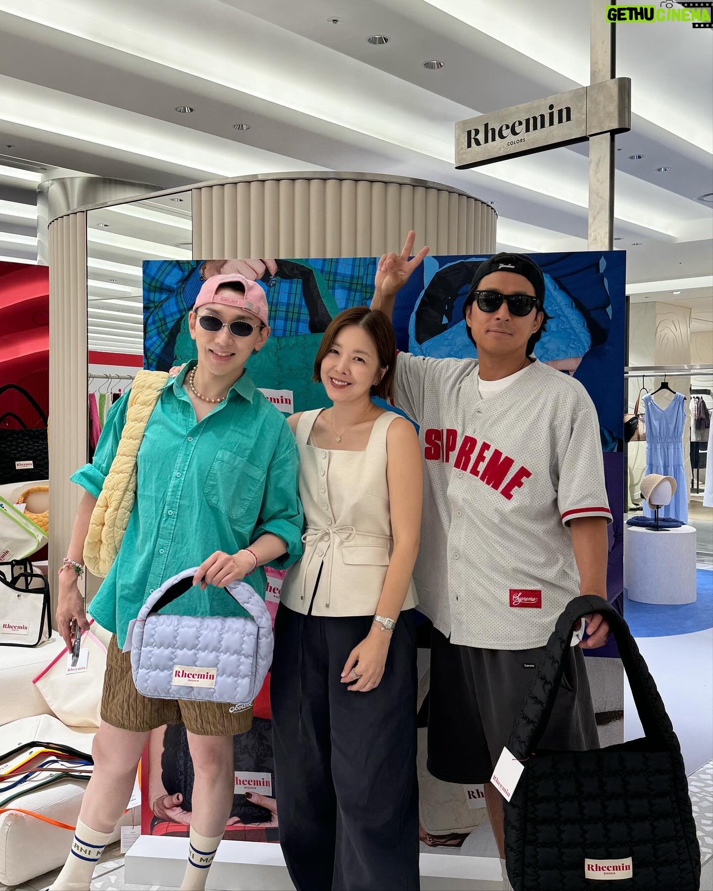 Kim Ho-young - 2.8K Likes - 옥수동공유님과 함께 #현대백화점무역센터점 5층 .
#리민팝업 💖
.
이젠 정말 라인들이 많아져서 결정장애를 일으키네~👍🏻
.
개구쟁이 세민형이 @paxe_1126 나 #백팩 도 사줬다🖤 땡큐!
.
우리 민경이누나 @alicemommom 어제 춘천에서 콘서트 하구선 이렇게나 팝업 매장에서 열일 🔥🔥🔥 대단해 👏👏👏 .
.
우리 다 #호이팅 하자!!! 🫶🏻
.
#리민 #리민백 @rheemin_official