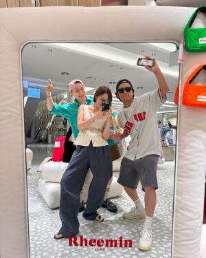 Kim Ho-young Instagram - 옥수동공유님과 함께 #현대백화점무역센터점 5층 .
#리민팝업 💖
.
이젠 정말 라인들이 많아져서 결정장애를 일으키네~👍🏻
.
개구쟁이 세민형이 @paxe_1126  나 #백팩 도 사줬다🖤 땡큐! 
.
우리 민경이누나 @alicemommom  어제 춘천에서 콘서트 하구선  이렇게나 팝업 매장에서 열일 🔥🔥🔥 대단해 👏👏👏 .
.
우리 다 #호이팅 하자!!! 🫶🏻
.
#리민 #리민백 @rheemin_official