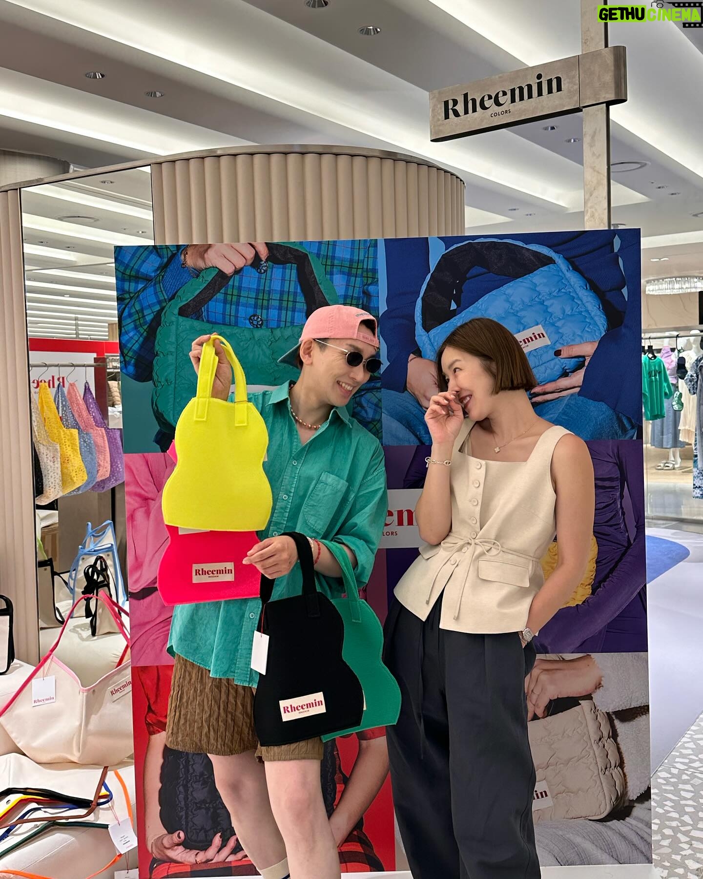 Kim Ho-young - 2.8K Likes - 옥수동공유님과 함께 #현대백화점무역센터점 5층 .
#리민팝업 💖
.
이젠 정말 라인들이 많아져서 결정장애를 일으키네~👍🏻
.
개구쟁이 세민형이 @paxe_1126 나 #백팩 도 사줬다🖤 땡큐!
.
우리 민경이누나 @alicemommom 어제 춘천에서 콘서트 하구선 이렇게나 팝업 매장에서 열일 🔥🔥🔥 대단해 👏👏👏 .
.
우리 다 #호이팅 하자!!! 🫶🏻
.
#리민 #리민백 @rheemin_official