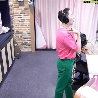 Kim Ho-young - 4.3K Likes - 오늘 야단났던 #호이스타일 💖💚 #호오티디 😎
.
라디오방송 하면서 양말을 보여드린 건.. 뒷꿈치를 보여드린 건 처음🤣
.
오늘은 #수박바 느낌의 #패션스타일 이었지요 🤭
.
오늘 착용한 아이템들도 궁금하시죠!? ㅎ
@hoy_hootd 계정 피드에 정리해서 올릴게요~^^
일단 사진에는 태그를 😉