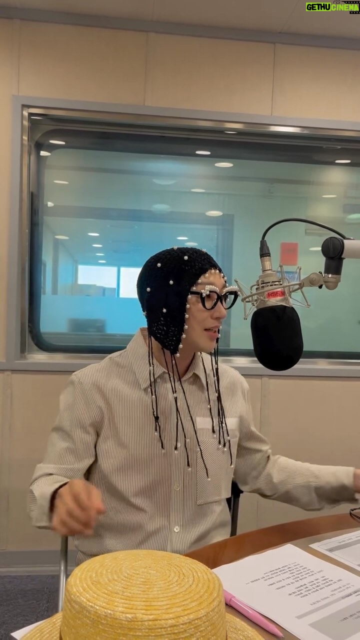 Kim Ho-young - 2.3K Likes - #파워타임 @1077power #호파타 #호오티디 🖤🤎 .
.
수빈아 @page.soobin 주희야 @kkkkkjoo 땡큐 🩷💖 .
.
#투머치패션스타일 #호이스타일 ♣️