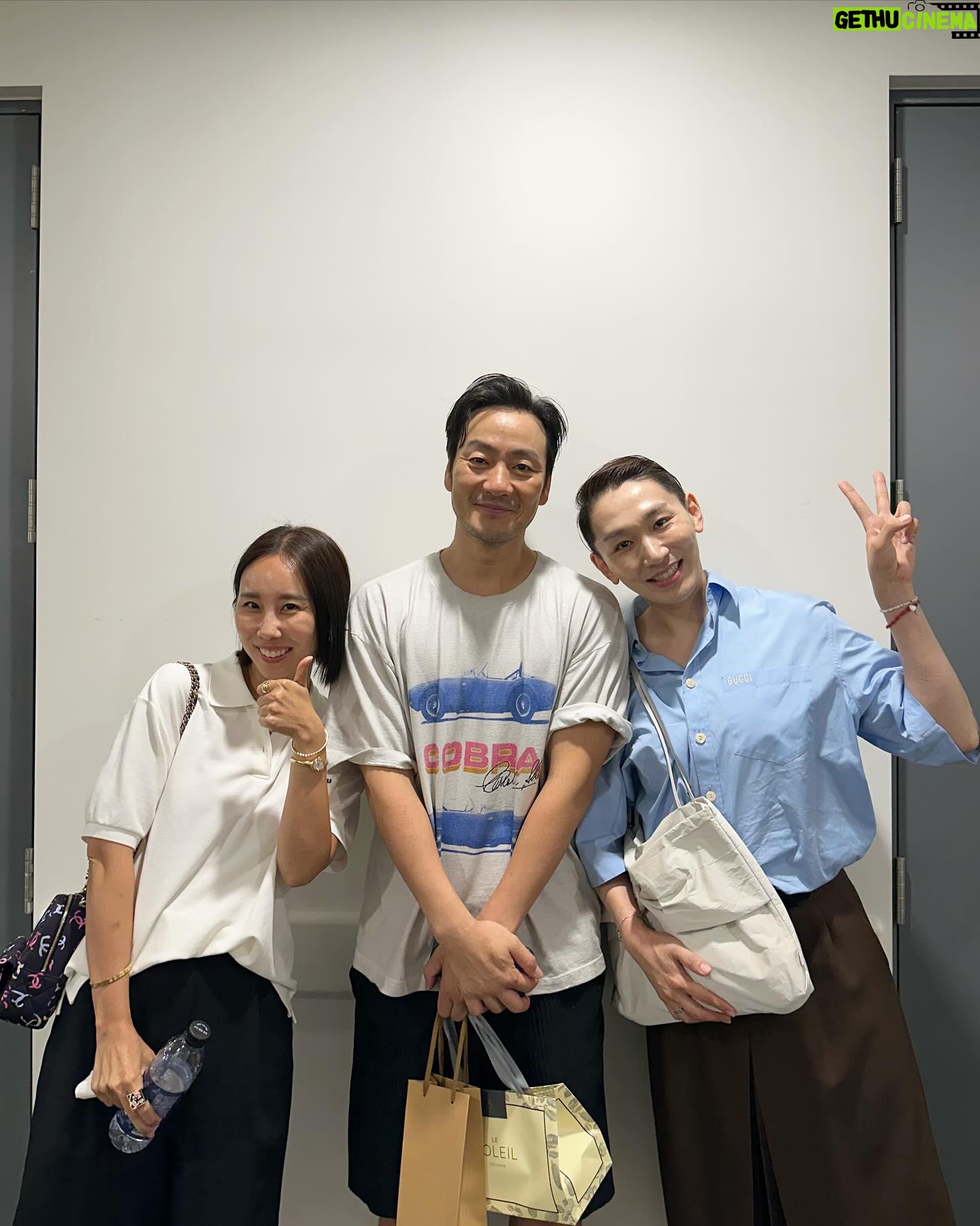 Kim Ho-young - 2.6K Likes - #연극 #벚꽃동산 🌸
.
#사이먼스톤 #연출 의 #연극_벚꽃동산
.
#전도연 #박해수 #남윤호 #손상규 #최희서
#이지혜 #유병훈 #박유림 #이세준 #이주원
.
내가 웃다가 울다가…! 이런 #벚꽃동산 은 처음👍🏻
.
너무 뜨겁고 너무 차가워서 애렸네 내가. 많이.
.
무대 위에 해수형 하고 윤호는 정말 너무나 멋져 🌹