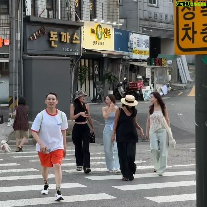 Kim Ho-young - 2.6K Likes - 오랜만에 완전체로 디너타임! #팔구장어 @palgu_jangeo
.
오늘의 게스트 꾹이 @jogook09 🌹 우리의 사랑 독차지 🤣
.
선선한 초여름밤에 먹고 걷고 마시고 걷고 웃고 👍🏻