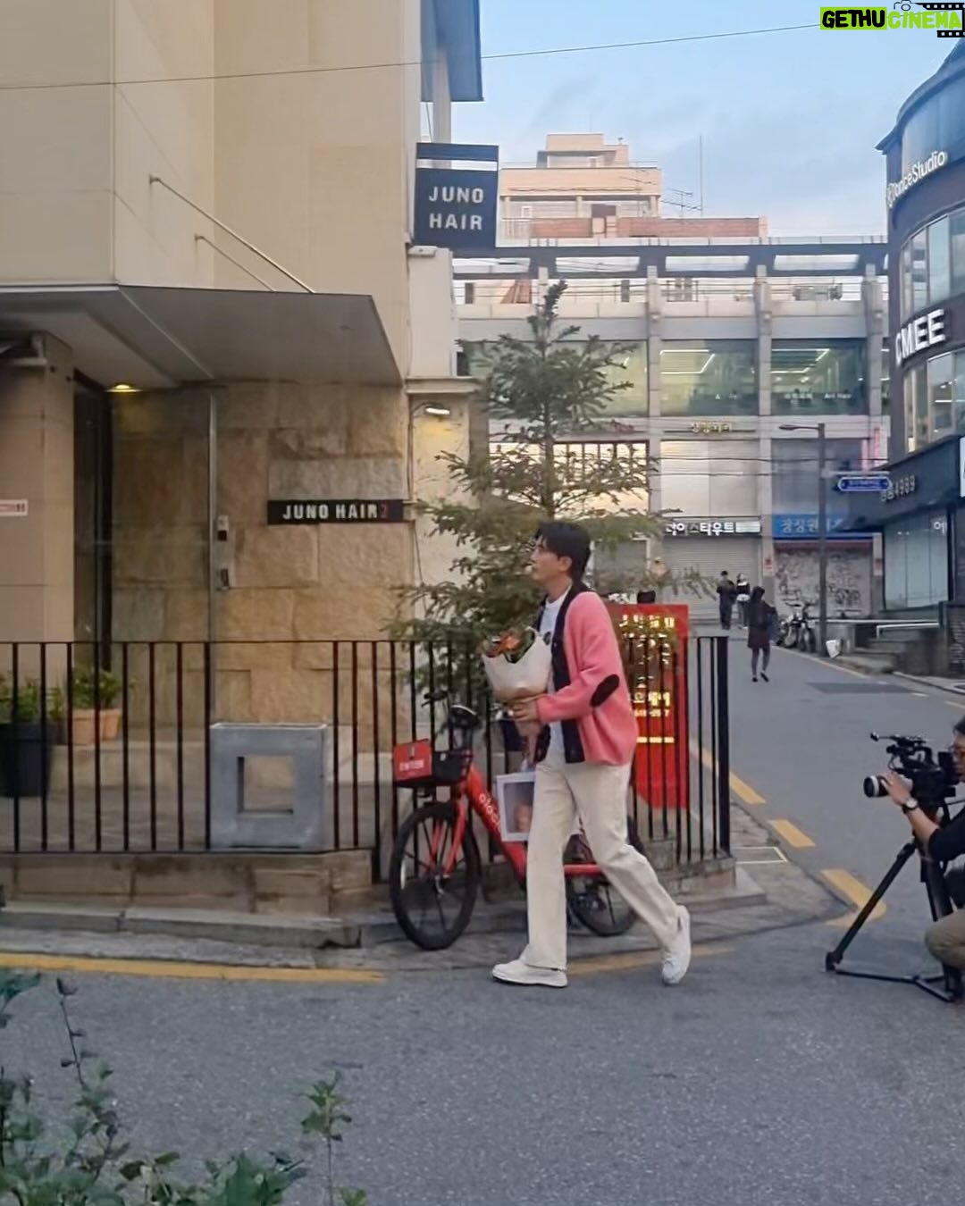 Kim Hwan - 1.2K Likes - 저한테는 정말 특별한 인연인
우리 박정수쌤 만나는데 빈손으로
갈수 없죠!🍾🎂💐
칸의 여왕 케익과 이야기 보따리를 가지고
오랜만에 만나 정말 즐거웠습니다!
건강 잘 챙기시고 사랑해요! 정수쌤!
자주 연락드릴게요😍
그리고 함께해서 정말 즐거웠던
박해미선배와 지현씨도 반가웠어요~👋🏻
#절친토큐멘터리4인용식탁
#박정수#박해미#이지현
#갈빗집딸기아이스크림스웨터