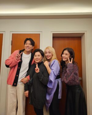 Kim Hwan Instagram - 저한테는 정말 특별한 인연인
우리 박정수쌤 만나는데 빈손으로 
갈수 없죠!🍾🎂💐
칸의 여왕 케익과 이야기 보따리를 가지고
오랜만에 만나 정말 즐거웠습니다!

건강 잘 챙기시고 사랑해요! 정수쌤!
자주 연락드릴게요😍
그리고 함께해서 정말 즐거웠던 
박해미선배와 지현씨도 반가웠어요~👋🏻

#절친토큐멘터리4인용식탁 
#박정수#박해미#이지현
#갈빗집딸기아이스크림스웨터
