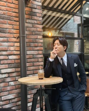 Kim Hwan Instagram - 식사 하셨나요?
소화 안 되세요?
토하세요..🤮