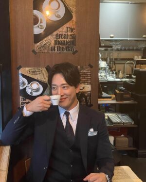 Kim Hwan Instagram - 식사 하셨나요?
소화 안 되세요?
토하세요..🤮