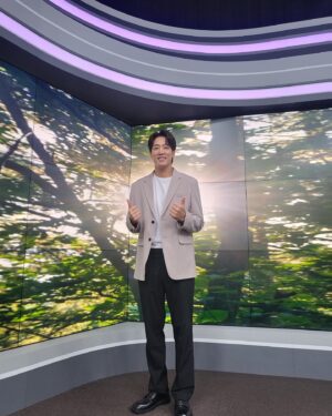 Kim Hwan Instagram - 보도국 스튜디오는 
너무 오랜만!🙌