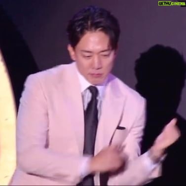 Kim Hwan - 2.4K Likes - "다음 가수는
헬스인이자 축구인이고
미래에 진천선수촌장을 노리는 김종국씨 입니다!"
라고 멘트 치고 쫄면서 mc석에 앉아 있었는데..
역시나 종국이형이 다가왔다..식겁🤣🤣
형 저도 런닝맨에서 보고 싶어요!!👍🏻
#김종국#런닝맨#런닝맨mc#runningman#사랑스러워