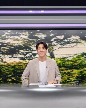 Kim Hwan Instagram - 보도국 스튜디오는 
너무 오랜만!🙌
