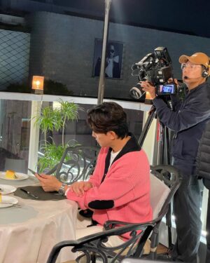 Kim Hwan Instagram - 저한테는 정말 특별한 인연인
우리 박정수쌤 만나는데 빈손으로 
갈수 없죠!🍾🎂💐
칸의 여왕 케익과 이야기 보따리를 가지고
오랜만에 만나 정말 즐거웠습니다!

건강 잘 챙기시고 사랑해요! 정수쌤!
자주 연락드릴게요😍
그리고 함께해서 정말 즐거웠던 
박해미선배와 지현씨도 반가웠어요~👋🏻

#절친토큐멘터리4인용식탁 
#박정수#박해미#이지현
#갈빗집딸기아이스크림스웨터