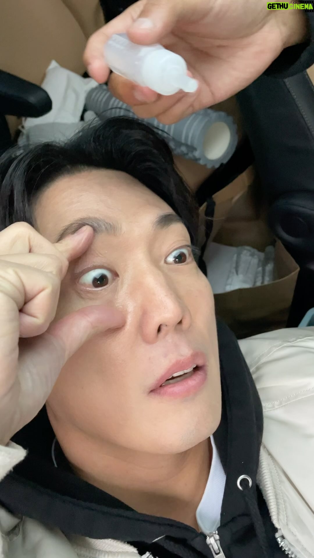 Kim Hwan - 3.8K Likes - 안과를 가야할까요?👁️
Should I go to the ophthalmologist?👀
#reels#reelsinstagram#릴스#릴스타그램