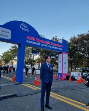 Kim Hwan Instagram - #2023경주국제마라톤

인생의 축소판이라는
마라톤 중계는 늘 감동이다.

한 달 뒤에 태어날 아이를 생각하며
35km에 블랙아웃이 왔음에도 정신력으로 버텼다는
남자부 1위 신현수 선수,

경주 마라톤에서 5회 우승과 2연패라는
금자탑을 쌓아 올린
여자부 1위 '경주의 여왕' 이숙정 선수.

2시간 선수들의 인생 영화를 봤다.

그리고 내 다리도 금자탑을 쌓았다..