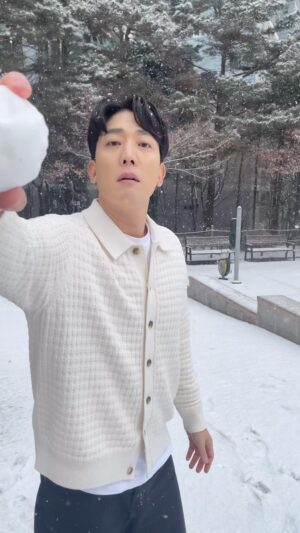 Kim Hwan Instagram - 야구선수 출신과 눈싸움하면 안되는 이유..😎
. 
는 없다..😭

#야구선수#야구선수출신#눈싸움#야구선수눈싸움