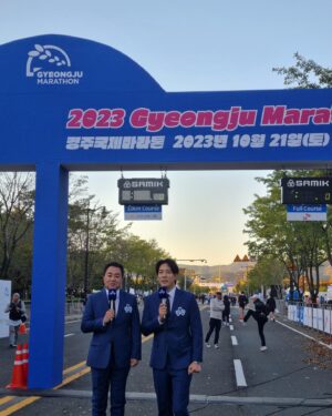 Kim Hwan Instagram - #2023경주국제마라톤

인생의 축소판이라는
마라톤 중계는 늘 감동이다.

한 달 뒤에 태어날 아이를 생각하며
35km에 블랙아웃이 왔음에도 정신력으로 버텼다는
남자부 1위 신현수 선수,

경주 마라톤에서 5회 우승과 2연패라는
금자탑을 쌓아 올린
여자부 1위 '경주의 여왕' 이숙정 선수.

2시간 선수들의 인생 영화를 봤다.

그리고 내 다리도 금자탑을 쌓았다..