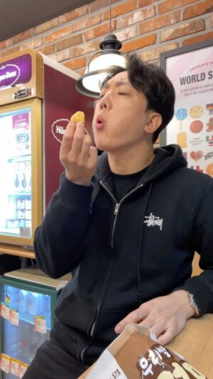 Kim Hwan Instagram - 3초 안에 주워 먹으면 됨.🤢