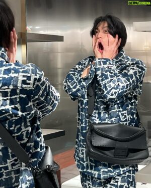 Kim Hyeon-jae Instagram - #광고 @fendi 💙
오픈 1주년이 된 #팔라초펜디서울 에서 진행된 ’FENDI SS24
Collection‘ 프레스 프레젠테이션에 다녀왔습니다!
이번 펜디에서는 토스카나의 풍경을 연상시키는 컬러 팔레트의 Ready-to-wear부터, 이번 시즌 새롭게 소개하는 펜디의 시그니처 피카부 백과 바케트 백까지 만나보실 수 있습니다!
#fendi #FendiSS24