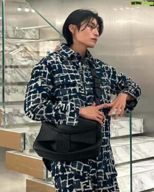 Kim Hyeon-jae Instagram - #광고 @fendi 💙
오픈 1주년이 된 #팔라초펜디서울 에서 진행된 ’FENDI SS24
Collection‘ 프레스 프레젠테이션에 다녀왔습니다!
이번 펜디에서는 토스카나의 풍경을 연상시키는 컬러 팔레트의 Ready-to-wear부터, 이번 시즌 새롭게 소개하는 펜디의 시그니처 피카부 백과 바케트 백까지 만나보실 수 있습니다!
#fendi #FendiSS24