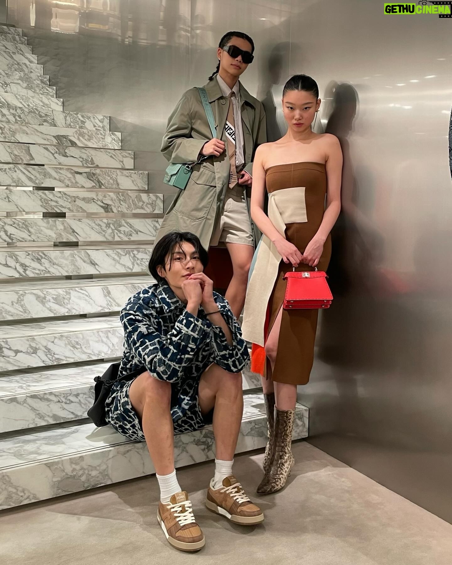 Kim Hyeon-jae - 7.4K Likes - #ź“ź³ @fendi š
ģ¤ķ 1주ė
ģ“ ė #ķė¼ģ“ķėģģø ģģ ģ§ķė āFENDI SS24
Collectionā ķė ģ¤ ķė ģ ķ
ģ“ģ
ģ ė¤ė
ģģµėė¤!
ģ“ė² ķėģģė ķ ģ¤ģ¹“ėģ ķź²½ģ ģ°ģģķ¤ė ģ»¬ė¬ ķė ķøģ Ready-to-wearė¶ķ°, ģ“ė² ģģ¦ ģė”ź² ģź°ķė ķėģ ģź·øėģ² ķ¼ģ¹“ė¶ ė°±ź³¼ ė°ģ¼ķø ė°±ź¹ģ§ ė§ėė³“ģ¤ ģ ģģµėė¤!
#fendi #FendiSS24