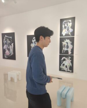 Kim Hyeon-mok Instagram - 지원 누나가 초대해줘서 <여기, 그리고 그 너머> 전시 보고왔당,,
누나가 친히 작품 설명도 해주심😭
가벼운 마음으로 갔다가 메르쉬의 감성적 지각(하지원), 아감벤의 포함과 배제(최나리), 퐁티의 현상학적 공간(이솔) 등등 오만가지 사유하고 옴 

여러분 1월 14일까지입니당!! 강츄🌌
#여기그리고그너머
