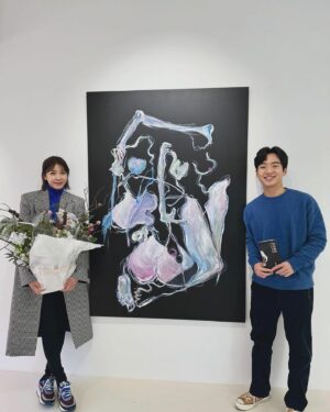 Kim Hyeon-mok Instagram - 지원 누나가 초대해줘서 <여기, 그리고 그 너머> 전시 보고왔당,,
누나가 친히 작품 설명도 해주심😭
가벼운 마음으로 갔다가 메르쉬의 감성적 지각(하지원), 아감벤의 포함과 배제(최나리), 퐁티의 현상학적 공간(이솔) 등등 오만가지 사유하고 옴 

여러분 1월 14일까지입니당!! 강츄🌌
#여기그리고그너머
