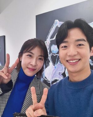 Kim Hyeon-mok Instagram - 지원 누나가 초대해줘서 <여기, 그리고 그 너머> 전시 보고왔당,,
누나가 친히 작품 설명도 해주심😭
가벼운 마음으로 갔다가 메르쉬의 감성적 지각(하지원), 아감벤의 포함과 배제(최나리), 퐁티의 현상학적 공간(이솔) 등등 오만가지 사유하고 옴 

여러분 1월 14일까지입니당!! 강츄🌌
#여기그리고그너머