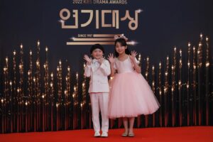 Kim Hyo-gyeong Instagram - #어제기록✏️ 
#레드카펫 
#kbs연기대상 
#시상식

2022년 마지막을  뜻깊은 자리에 초대해 주셔서 영광이였습니다❣️

처음 서 본 레드카펫이라서 설레이고 떨려했던 효경이 좋은 자리에 멋진분들과 함께 할 수 있어서 감사했습니다😍

한 해동안 고생한 예쁜딸 2023년에는 더 열심히 한걸음 한걸음 앞으로 달려보자🤗

새해 복 많이 받으세요🙇‍♀️

ㆍ
ㆍ
ㆍ
ㆍ
ㆍ
ㆍ
ㆍ

#김효경 #2022kbs연기대상 #청소년아역상후보 #현재는아름다워 #최하늘 #행복한날 #영광스러운자리에참석 
#한해마무리 #새해복많이받으세요