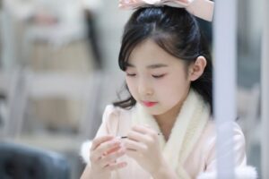 Kim Hyo-gyeong Instagram - #어제기록✏️ 
#레드카펫 
#kbs연기대상 
#시상식

2022년 마지막을  뜻깊은 자리에 초대해 주셔서 영광이였습니다❣️

처음 서 본 레드카펫이라서 설레이고 떨려했던 효경이 좋은 자리에 멋진분들과 함께 할 수 있어서 감사했습니다😍

한 해동안 고생한 예쁜딸 2023년에는 더 열심히 한걸음 한걸음 앞으로 달려보자🤗

새해 복 많이 받으세요🙇‍♀️

ㆍ
ㆍ
ㆍ
ㆍ
ㆍ
ㆍ
ㆍ

#김효경 #2022kbs연기대상 #청소년아역상후보 #현재는아름다워 #최하늘 #행복한날 #영광스러운자리에참석 
#한해마무리 #새해복많이받으세요