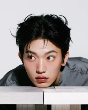 Kim Hyun Wook Instagram - 초록불에 건너시고💚 빨간불에 멈춰주세요❤️
.
Photo : @kimmsehun 
Make-up : @aknacktool_0_0ng 
Hair : @_sooin_at 
Fashion : @lee.min.jeong 
Furniture : @oryuelements