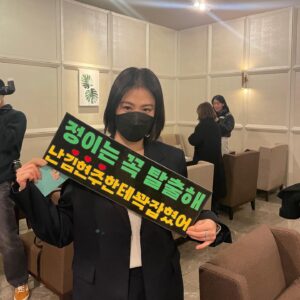 Kim Hyun-joo Instagram - #thankstagram 꽃은 시들까봐 들어오자마자 사진부터 찍어뒀는데..선물은 너무 많아서 다 찍지 못했어요..쿠션,티셔츠,텀블러,앞치마,핸드크림,책,티셔츠,티,머그컵,목도리,사과(오브제),캔들,샴페인,정이액자.. 전부 다 잘 받았어요~ 다들 고마워요~
마지막 이벤트를 위에 이번주 쉬어갈께요~ #trolley

막짤 by Ryu~