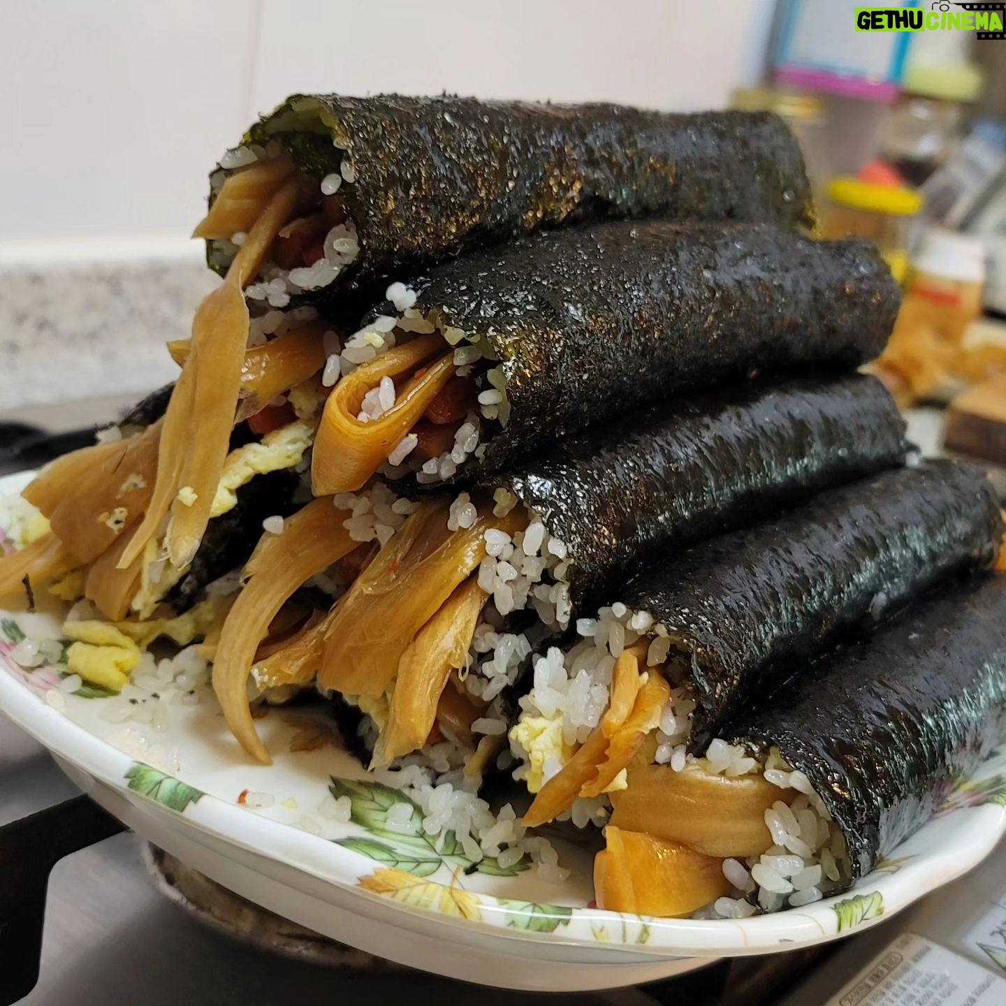 Kim Hyun-sook - 1.1K Likes - #김밥집아님#밀양가족들과#대식가두분이계셔서#할부지와손자#11줄말음#ㅎ#엄마가좋아하시니#보람차구나
